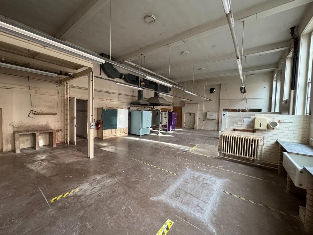 Lot: 46 - SUBSTANTIAL TOWN CENTRE PREMISES WITH POTENTIAL - Pottery room